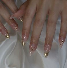 Silver And Gold Chrome Nails, Gold Nails Inspiration, Nude Nails With Gold Accent, Cute Gold Nails, Simple Gold Nails, Gold Detail Nails, Nails With Gold Charms, Gold Winter Nails, Almond Nails Nail Art