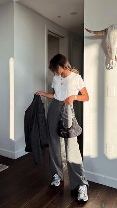 Heels Ans Jeans Outfit, Minimal Casual Outfit Summer, Casual Work Trouser Outfits, Production Crew Outfit, Spring Outfits Minimal, Neutral Trousers Outfit Women, Work Outfits Women Street Styles, Street Style Trousers, Gen Z Smart Casual