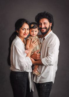 1 St Birthday Family Photoshoot, First Family Photos Studio, Birthday Family Photoshoot Ideas, Baby Family Photoshoot Ideas, Baby Photoshoot Ideas With Parents, Family Potraits Idea With Baby, Couple Poses With Baby, Baby Parents Photoshoot, Family Photoshoot Indian