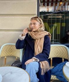 90s Fashion Mom, Autumn Stockholm Style, Modest Outfits Trendy, Fall Italy Outfits, Euro Winter, Grey Sweater Outfit, Chic Boots, Oversized Grey Sweater, California Outfits