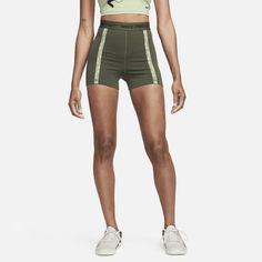 Turn up your workout in these high-waisted shorts. From squats to lunges to leaps, the stretchy, sweat-wicking fabric and classic elastic waistband help keep you feeling confident—so you can go big. Jordan Shop, Kids Basketball, Cargo Khaki, Feeling Confident, Shorts Cargo, Women Lifestyle, Turn Up, Nike Pros, Fit Inspo