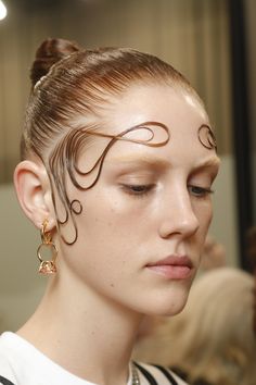 High Fashion Makeup Editorial, Fashion Show Makeup, Burberry Beauty, High Fashion Makeup, Creative Hair, Backstage Runway, Burberry Prorsum, Wedding Hair Flowers