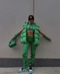 Green Gilet Outfit, Casual Green Outfit, Green Outfit Fall, Dress Green Outfit, Dark Green Outfit, Green Outfit Aesthetic, Outfit Verde, Green Outfit Ideas, Emerald Green Prom