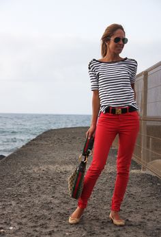 Bright color and stripes...idea for my blue and white shirt Y8 Games, Fashion Questions, Red Pants Outfit, Chique Outfit, Stripe Outfits, Red Jeans, Outfit Trends, Red Pants