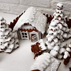 there are many small houses made out of gingerbread and frosted with icing