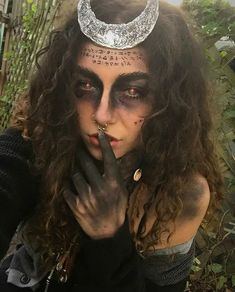 Halloween Makeup Girl, Make Up Diy, Makeup Zombie, Devil Makeup, Halloweenský Makeup, Scary Witch, Witch Makeup, Halloween Zombie