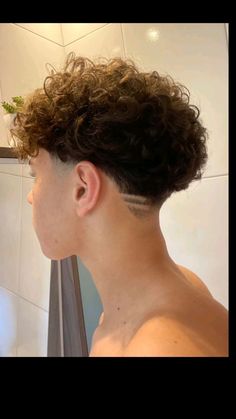 High Taper Curly Hair Men, Curly Hair Blowout Taper, Guy Short Curly Hair, Aesthetic Curly Hairstyles Men, Blowout Taper Fade Curly Hair, Baby Hair Masculino, Curly Hair Mid Taper, Short Curly Hair Styles Men, Blowout Taper Curly Hair