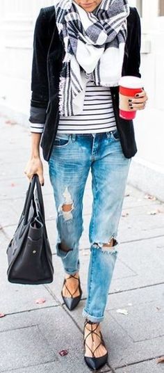 this boyfriend jeans outfit is so cute! Boyfriend Jeans Fall, Boyfriend Jeans Kombinieren, Street Style Jeans, Mantel Outfit, Style Désinvolte Chic, Quoi Porter, Fall Pants, Fall Jeans