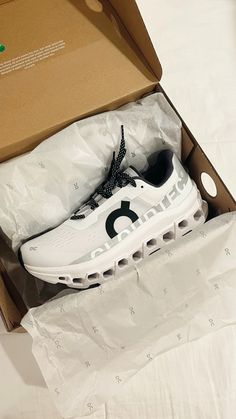 Black On Clouds, Womens White Shoes, Shoe Unboxing, Aesthetic Tennis, Shoes Neutral, Shoe Photo