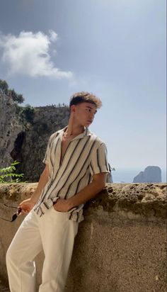 15 Trendy and Cute Beach Outfits for Summer 2024 That You Can’t Miss! | Beach Summer Outfits for Women | Aesthetic Old Money Beach Outfits for Men | Beach Vibes Summer Vibes Italy Spring Outfits, Outfit Tricks, Mens Beach Outfits, Men Outfits Aesthetic, Tas Chanel, Vacation Outfits Men, Beach Outfit Men, Money Clothing, Stil Masculin