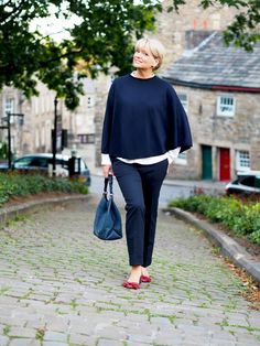 Midlifechic Curve Outfits, Coach Outfits, Uniqlo Women, Curvy Plus Size, Short Haircut, Women Sweater, Cute Outfit