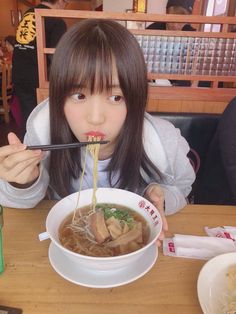 Person Eating Noodles Reference, Eating Ramen Pose Reference, Eating Noodles Pose, Reference Photos Anatomy, Eating Reference, Artstyle Study, People And Food, Food To Draw, Faces Poses