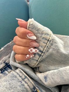 Spring Inspired Nails Short, Aesthetic Nails Checkered, Trendy Nails Ideas Christmas, White Texture Nails, Nail Inspo For March, French Tip Checkered Nails, Gel Nails Ideas Short Neutral, Spring Transition Nails, Mcm Nails Design