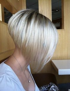 Bob Inversat, Kort Bob, Inverted Bob Haircuts, Angled Bob Haircuts, Dunner Wordend Haar, Angled Bob Hairstyles, Stacked Bob Hairstyles, Stacked Bobs, Stacked Bob Haircut