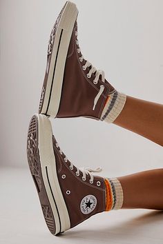 Cute Shoes For Women Boots, Cute Outfits With Brown Converse, Women Brown Shoes, Goblincore Converse, Women’s Converse, Cute High Tops, 90s Converse Outfit, Earthy Sneakers, Brown Hightop Converse