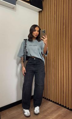 Look Con Jeans Outfits, Casual Oversized Black Jeans, Morena Outfit Ideas, Fall Wide Leg Washed Black Cargo Jeans, Oversized Tshirt Outfit 2024, Oversized Washed Black Casual Jeans, Wide Leg Jeans E Cropped Preto, Cool Looks, Summer Outfits For Women