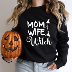 Teachers Halloween, Cat Pumpkin, Sweatshirt Halloween, Gildan Sweatshirts, Vintage Hoodies, Black Cat Halloween, Retro Halloween, Halloween Sweatshirt, Fall Sweatshirt