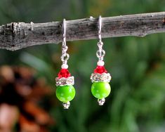 Beaded Christmas Earrings, Grinch Earrings, Diy Christmas Earrings, Diy Crafts Keychain, Christmas Jewelry Diy, Holiday Beading, Beaded Earrings Diy, Christmas Bead, Diy Wire Jewelry