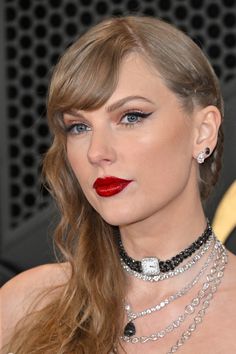 taylor swift wearing red lipstick and jewelry at the oscars