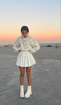 Já segue Pretty Outfits Aesthetic Skirts, Skirt Posing Ideas, Cute Outfits With Tennis Skirt, Fancy Preppy Outfits, White Skirt Winter Outfit, Tennis Skirt Outfit Winter, Tennis Skirt Outfit Ideas, White Tennis Skirt Outfit, Tennis Skirt Outfits