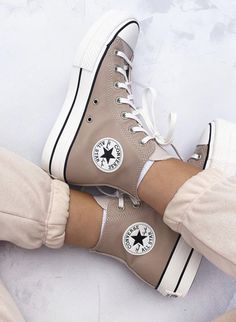 Beige Converse Outfit, Converse For Girls, Brown Jordans, Converse Inspiration, Converse Shoes Girls, Trendy Converse, Beige Converse, Converse Girls, Cute Converse