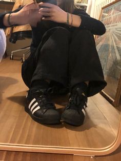 Black Adidas Shoes Superstar, Outfits With Black Adidas Shoes, Superstars Adidas Outfit, Black Adidas Shoes Outfit, Adidas Black Superstar Outfit, Adidas Superstar Aesthetic