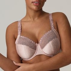 Full cup underwired bra with a sturdy double lining. This bra fully encloses the breasts. Vintage Pink is a pink make-up hue with a distinct retro vibe. It gives every skin tone a subtle glow and is easy to combine with outfits in lighter colors. Rosa Make-up, Strapless Bralette, Printed Bras, Full Cup Bra, Color Bands, Active Leggings, Bra Shop, Swimwear Sale, Shop Swimwear