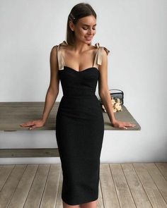 Sleeveless Evening Dress With Corset Back For Banquet, Fitted Spaghetti Strap Evening Dress For Banquet, Sleeveless Dressy Evening Dress For Prom, Sleeveless Dressy Evening Dress For Prom Season, Sleeveless Evening Dress With Corset Back For Prom, Sleeveless Prom Dress With Corset Back, Mode Prints, Simple Prom Dress, Mode Inspo