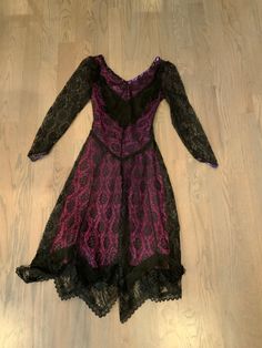 Purple-Black, Dress, Black Floral Lace, Long Sleeve, Scoop Neck, Dancing, Party, Fashion, Outfit, Vintage, ~ M-33-02 Gorgeous purple-black dress! See the photos for details. ' ' ' ' ' | ' ' ' ' ' | ' ' ' ' | ' ' ' ' | ' ' ' ' | ' ' be sure to measure ' ' | ' ' ' ' | ' ' ' ' | ' ' ' ' | ' ' ' ' ♥ Waist (laying flat): 12" ♥ Bust (laying flat): 14" ♥ Shoulder to Sleeve: 22" ♥ Overall Length from shoulder: 39" All measurements are taken while garment is laying flat. Please double the measurements wh Fitted Gothic V-neck Dress, Fitted Long Sleeve Halloween Dress, Black V-neck Dress For Costume Party, Vintage Black Dress For Costume Party, Vintage Fitted Halloween Dresses, V-neck Dresses For Holiday Costume Party, Fitted Black Dress For Halloween, Elegant Lace Halloween Dress, Gothic Dresses With Lace Trim For Evening