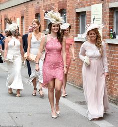 Royal Ascot, June 17, 2016. A parade of glamorous girls make their way to the race course Race Dresses, Ladies Day Outfits, Hats Outfit, Ascot Dress, Royal Ascot Ladies Day