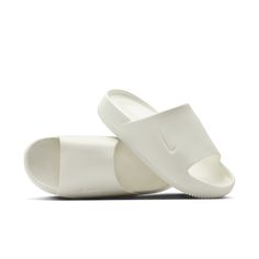 Style No. DX4816-100 Color: Sail/Sail When it comes to these slides, it's all in the name. Take a deep breath and slip into a minimalist look with maximalist cushioning. Contoured foam is seamlessly created from one piece, and cradles your feet to help keep them in place. To top it off, the water-friendly design dries quickly—making it ideal for relaxing poolside. You get all of the style, none of the effort. It's time for some Calm. Soft yet responsive foam provides amazing comfort and dries qu Nike Calm Slides, Shoe Goals, Rush Outfits, Studded Accessories, Easy Doodle, Nike Slides, New York Red Bulls, Football Socks, Women's World Cup