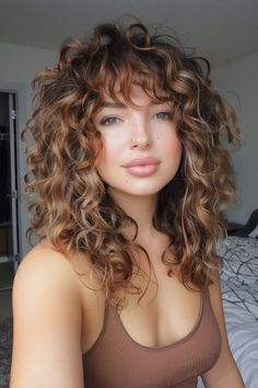 Shag Haircut With Curly Hair, Farrah Fawcett Curly Hair, Haircuts For Curly Hair With Layers, Sorry Curly Haircuts, Natural Curly Hairstyles Bangs, Haircut Style For Curly Hair, Lion Haircut Women Curly, Cool Wavy Haircuts, Summer 2025 Hair Trends