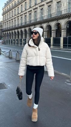 Leggings Casual Outfit, Uggs Outfit Winter, Black Leggings Casual, Leggings Outfit Ideas, Leggings Outfit Casual, Winter Boots Outfits, Cozy Oversized Sweaters, Cold Fashion