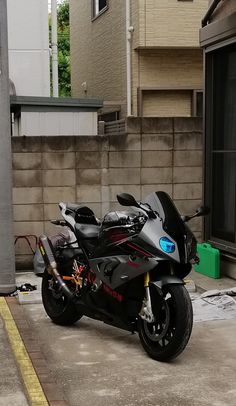 a black motorcycle parked in front of a building