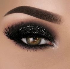 Machiaj Smokey Eyes, Smokey Eyes Tutorial, Black Smokey Eye Makeup, Glitter Smokey Eye, Make Up Designs, Black Eye Makeup, Smokey Eye Easy, Black Smokey Eye, Smokey Eye Tutorial