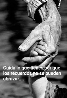 two people holding each other's hands with the caption, cuida lo que times por que los recuerdos no se pueden abrazr