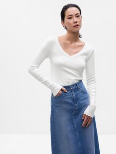 Soft knit stretch cotton and modal t-shirt.  V-neck.  Long sleeves.  Straight silhouette with a loose fit.  Hits at the hip.  Models wearing Gap Petite Size, Soft Knits, Stretch Cotton, Capsule Wardrobe, Heather Grey, V Neck T Shirt, Gap, Loose Fitting, Long Sleeves