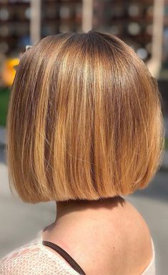 31. Brown Copper Blunt Bob The warm weather is ahead of us, the season has changed, the same goes for hair colour & hairstyles.... Caramel Bob Hair, Box Bob Haircut, Colour Hairstyles, Strawberry Blonde Bob, Haircuts 2022, Low Ponytail Hairstyles, Hair Foils, Honey Hair Color, Short Bobs