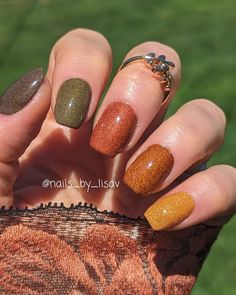 Get ready to embrace the cozy vibes of autumn with these adorable short fall nails! 🍂 From rich burgundy to warm mustard yellows, there’s a perfect shade for everyone. Whether you’re into cute leaf designs or simple matte finishes, short fall nails are the ultimate way to celebrate the season without the fuss. Plus, they’re super easy to maintain! Perfect for pumpkin spice lattes and sweater weather. Check out these trendy ideas and find your next nail inspiration that screams fall! #FallNails Fall Rainbow Nail Colors, Autumnal Nail Colours, Late Autumn Nails, Glittery Orange Nails, Burnt Orange Sparkle Nails, Fall Nails Plain Colors, November Nail Colors Dip Powder, Green Pumpkin Nails, Simple Fall Color Nails