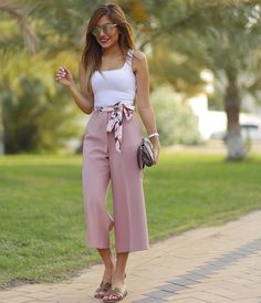 #streetfashion Pink Culottes, Culottes Outfit, Casual Chique Stijl, Chique Outfit, Cheap Pants, Maxi Romper, Pink Pants, Spring Summer Outfits