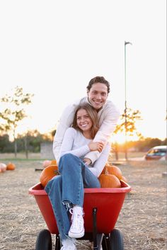 Pumpkin patch picture inspo for couples Fall Couple Pumpkin Patch Pictures, Fall Couples Photoshoot Pumpkin Patch, Pumpkin Patch Picture Ideas Couples, Pumpkin Patch Pictures Couple, Pumpkin Patch Poses Couple, Pumpkin Patch Photoshoot Couples, Fall Couple Goals, Pumpkin Patch Instagram Pictures