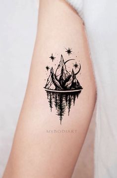 Pretty Nature Tattoo Ideas for Female – Small Inspirational Tats – www.MyBodiArt.com Christmas Karten, Black And White Tattoo, Feather Tattoos, White Tattoo, Unique Nature, Unique Tattoo, Nature Tattoos