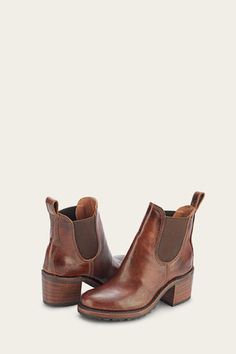 Low Heel Chelsea Boots, Chelsea Boots Street Style, Realistic Fashion, Heeled Chelsea Boots, The Frye Company, Walk In My Shoes, Chelsea Boots Women, Frye Boots, Low Block Heels