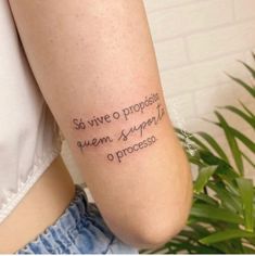 a woman with a tattoo on her arm that reads so vie a proposte peum superfit o processo