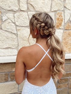 Discover 30 stunning homecoming hairstyles to complete your look. From chic updos to romantic waves, find the perfect style for your special night. Hoco Hairstyles Thick Hair, Hoco Up Do Hairstyles, Cute Banquet Hairstyles, Simple Hoco Hairstyles Straight, Bridesmaids Hairstyles Medium Hair, Homecoming Hair Styles 2024, Hair Inspo For Hoco, Homecoming Hair Long, Hoco Hair Ponytail