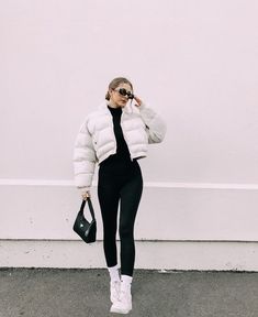 Poses With Puffer Jacket, Winter Wear Jackets Women, White Puffer Coat Outfit, Sporty Outfits Winter, Puffer Jacket Outfit Ideas, Short Jacket Outfit, Winter Outfit For Women, Cropped Jacket Outfit