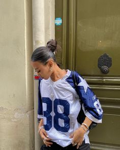 outfit fit inspo inspiration 2023 autumn fall summer spring bag jersey blokecore blokette oversized slicked back hair bun jewelry bracelets earrings star blue white Chica Hip Hop, Nashville Outfits, Jersey Outfit, Swaggy Outfits, Mode Inspo, Baddie Outfits Casual, Outfits Casual, Football Jersey, Baddie Outfits