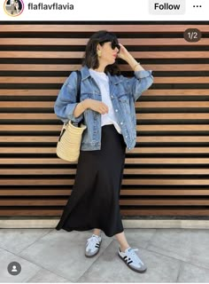 Garden Tour Outfit, Valencia Street Style, Black Adidas Outfits Women, Daily Ootd Casual Simple, Skirt And Sneaker Outfit, Black Skirt Casual Outfit, Summer City Outfits Street Style, Sneakers With Skirt, Museum Outfit Ideas Casual