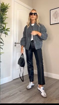 Fashion: #fashion, #style, #outfitinspiration, #beauty Saturday Morning Errands Outfit, Black Leather Pants Winter Outfit, Bumper Jacket Outfit Women, Shay Mcgee Style, Autumn Street Style 2024, Office Look Winter, Parisian Look, Jacket Outfit Women