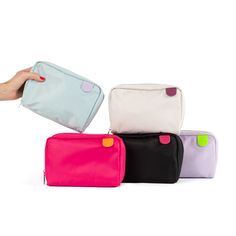 Neceser de nylon de colores perfecto para organizar tus cosas para viajes, para tus bolsas grandes o para el gimnasio. Hecho con tela duradera y múltiples bolsillos interiores, este neceser colorido es el accesorio perfecto. Agrégalo a tu bolsa de playa Tin Marin o a cualquier bolsa, mochila o maleta para mantenerte organizada en tu uso diario o viajes. Wholesale Bags, Cosmetic Pouch, Woven Bag, Mozambique, Bag Straps, Laos, Cotton Weaving, Tan Leather, Travel Bags